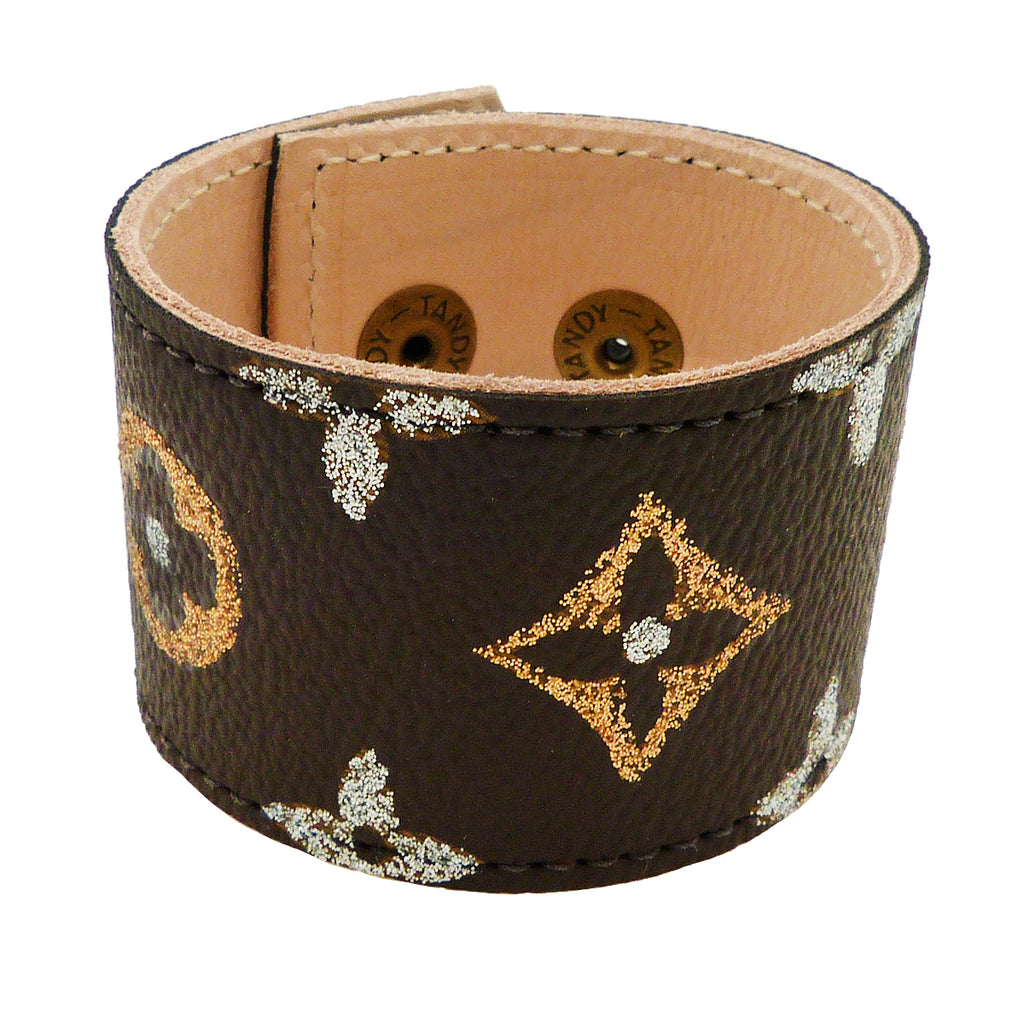LOUIS VUITTON. Green spiked leather belt, gold metal in France